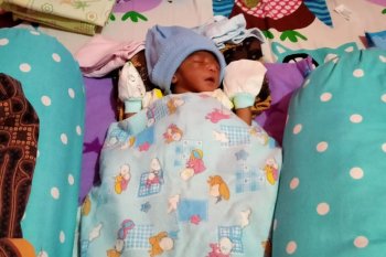 Geger, bayi masih hidup ditemukan di depan sekolahan Kopang Lombok Tengah