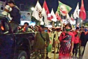 Pejalan kaki pejuang keadilan  tanah dari Medan istirahat di Palembang
