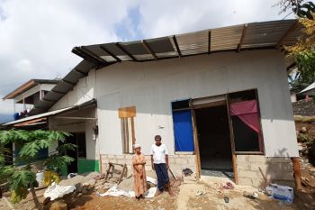 UPZ PT Semen Padang bedah rumah seorang pemulung jadi layak huni