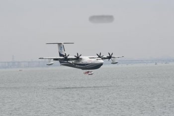Pesawat amfibi China mengudara dari lepas pantai, misi atasi  karhutla