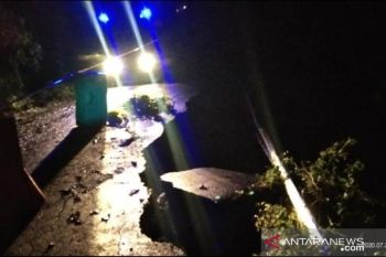 Jalur Kelok 44 ditutup pasca-badan jalan amblas di Kelok 10 Pasa Maninjau Agam