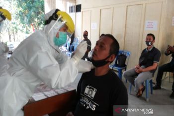 Sejumlah wartawan di Kulon Progo menjalani tes usap