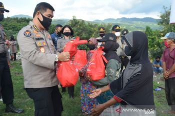 Alumni Akpol 1991 berbagi dengan korban COVID-19 di Palu