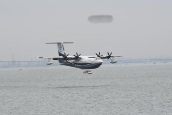 Pesawat amfibi China mengudara dari lepas pantai, untuk jalankan misi atasi karhutla