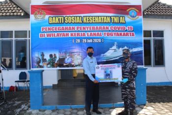 TNI AL Yogyakarta gelar bakti sosial kesehatan cegah COVID-19 di pesisir