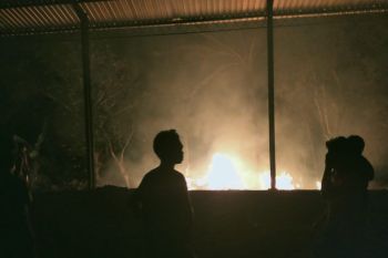 Bakar sampah, tumpukan kayu bekas proyek di Loteng terbakar