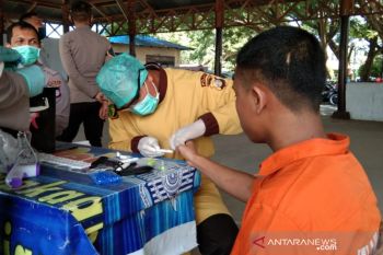 Belasan tahanan Polres Palu jalani rapid test COVID-19