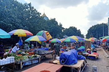 Tes usap massal pedagang Pasar Kebon Roek Kota Mataram ditunda