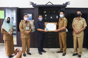 Bupati Barito Utara terima piagam penghargaan dari BKKBN