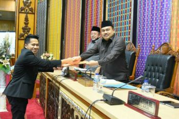 Terkait LKPJ Bupati Bengkalis. ujuh fraksi sampaikan pandangan umum