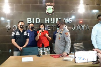 Polisi menangkap tersangka pencemaran nama baik Ahok