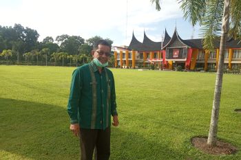 Di Agam, pelaksanaan shalat Id dipusatkan di halaman kantor bupati dengan protokoler kesehatan