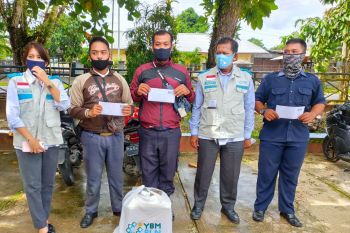 Penyaluran bantuan sembako YBM UP3 PLN Biak