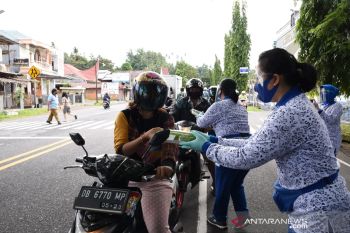 Jalasenastri Korcab VIII bagikan hasil panen buah kepada masyarakat