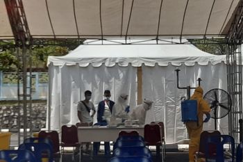 Petugas kesehatan ambil swab ratusan pejabat Pemprov Kepri