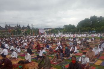 Ratusan warga laksanakan shalat Id di halaman Kantor Bupati Agam