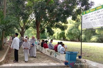 Warga larut dalam doa di kuburan massal korban tsunami Aceh