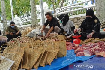 Daging sapi kurban dari Presiden dibagikan pakai besek di Medan