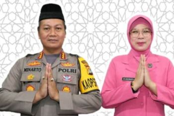 Kapolres Mamuju bagikan lima ekor sapi kurban