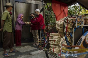 Pembagian daging kurban di Bandung