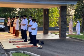 Jokowi performs Idul Adha prayer at Bogor Presidential Palace complex