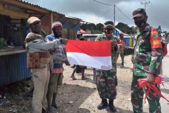 Koramil Waghete membagikan bendera Merah Putih ke warga sambut HUT RI