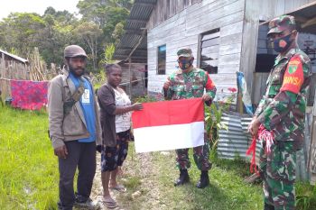Koramil Waghete Deiyai Bagikan Bendera Merah Putih