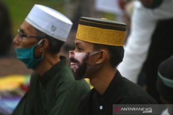 Melindungi diri saat shalat Idul Adha di lapangan Vatulemo