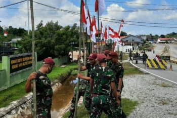 Satgas Pamtas pasang bendera  dan umbul-umbul di perbatasan sambut HUT RI