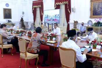 Sekretariat Presiden pasang  pembatas kaca di meja oval tempat Jokowi terima tamu