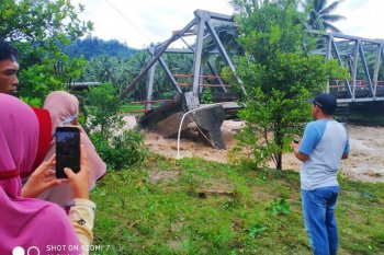 One dead, three sub-districts marooned as floods inundate N Sulawesi