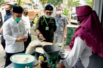 Tinjau kondisi perekonomian, Gubernur kunjungi UMKM di Sampit
