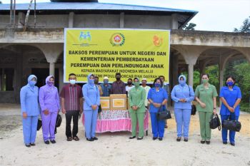 Bakti sosial perempuan untuk Negeri Dharma Pertiwi H Biak  bagikan paket sembako