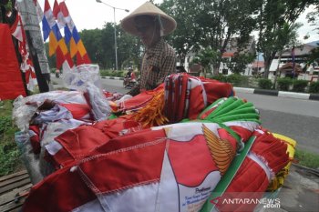 Pedagang bendera musiman mulai menjamur di Palu