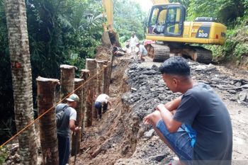 DPUTR Sumbar targetkan Kelok 44 bisa dilalui kendaraan Rabu sore (Video)