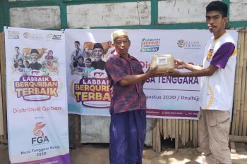 ACT NTB membagikan daging hewan kurban kepada korban kebakaran