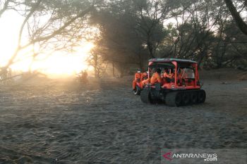Tim SAR melakukan penyisiran di Pantai Bantul cari 5 korban tenggelam