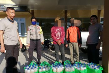 Polisi sita 80 motol miras tradisional yang dipesan online di Lombok Timur
