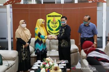 Wali Kota  bagikan 30.000 masker "Sasirangan" produksi WUB