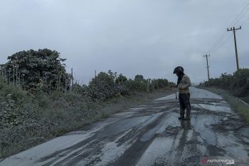 Abu vulkanik erupsi Gunung Sinabung guyur empat kecamatan