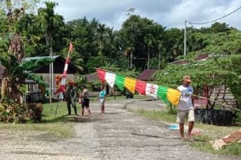 Warga kepulauan Yapen pasang umbul-umbul Merah Putih sambut HUT RI