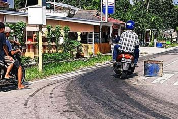 Tumpahan solar bahayakan pengguna jalan kampung wisata Bengkalis
