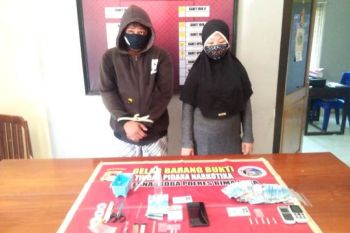 Tak bisa berkutik, ternyata pasangan pria dan wanita simpan sabu di kosan