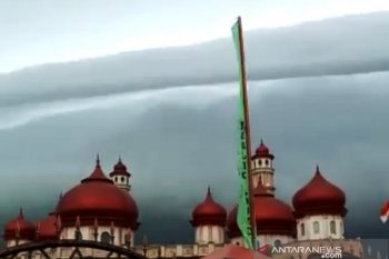 Ini penjelasan BMKG soal fenomena awan layaknya tsunami di atas langit Masjid Agung Baitul Makmur Aceh