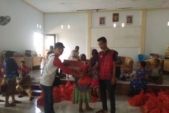 Telkomsel Serahkan CSR korban banjir di Bolsel