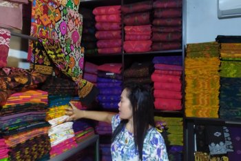 Kain endek di Bali tetap digemari anak muda