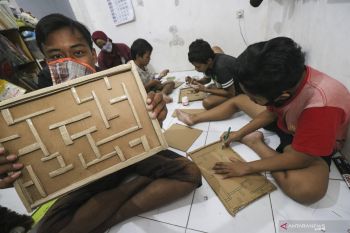 Membuat Labirin dari limbah kardus