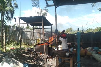 Mengubah sampah plastik non-ekonomis jadi paving block di Luak Limopuluah