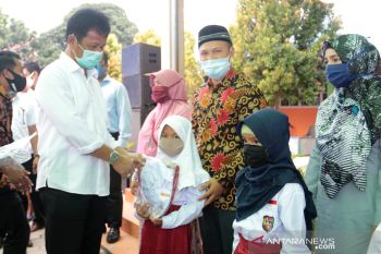 Peserta didik baru SD di Batam dapat  seragam gratis