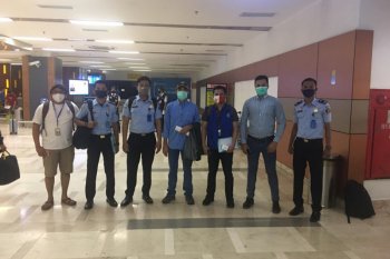 Two Afghan refugees leave Indonesia after waiting 6 years for asylum